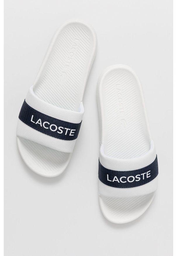 Lacoste - Klapki. Kolor: biały. Materiał: materiał, guma. Obcas: na obcasie. Wysokość obcasa: niski