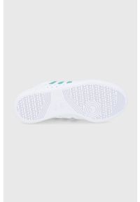 adidas Originals Buty skórzane kolor biały. Nosek buta: okrągły. Zapięcie: sznurówki. Kolor: biały. Materiał: skóra