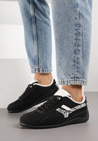 Born2be - Czarne Sneakersy Ozdobione Geometrycznym Wzorem w Zeberkę Arulia. Okazja: na co dzień, na spacer. Kolor: czarny. Materiał: jeans. Wzór: aplikacja, geometria. Sport: turystyka piesza