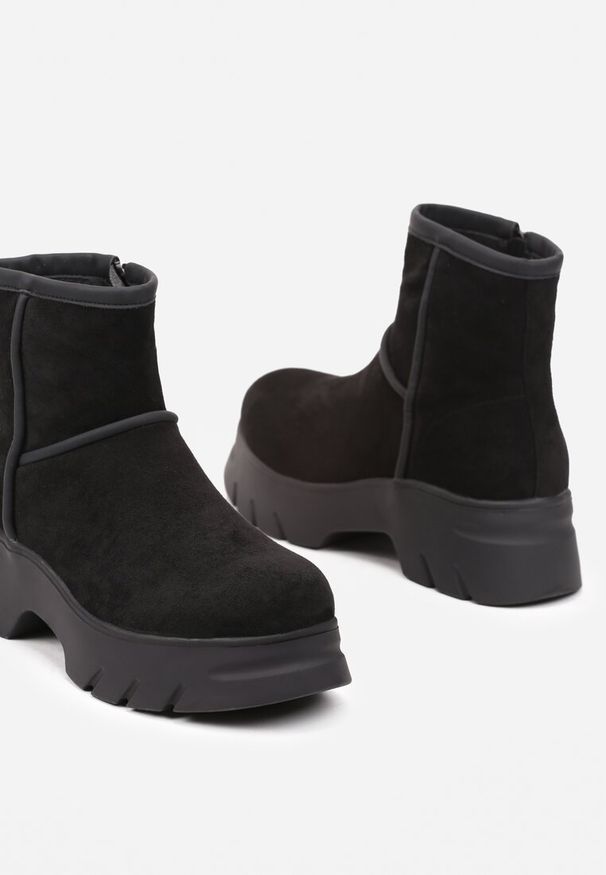 Born2be - Czarne Botki z Imitacji Zamszu na Tłoczonej Podeszwie Zinqua. Zapięcie: zamek. Kolor: czarny. Materiał: zamsz. Obcas: na obcasie. Styl: elegancki. Wysokość obcasa: średni