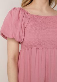 Born2be - Różowa Wiskozowa Sukienka z Bufiastymi Rękawami i Marszczoną Górą Liones. Okazja: na co dzień. Kolor: różowy. Materiał: wiskoza. Długość rękawa: krótki rękaw. Sezon: lato. Typ sukienki: proste. Styl: wakacyjny, casual #7