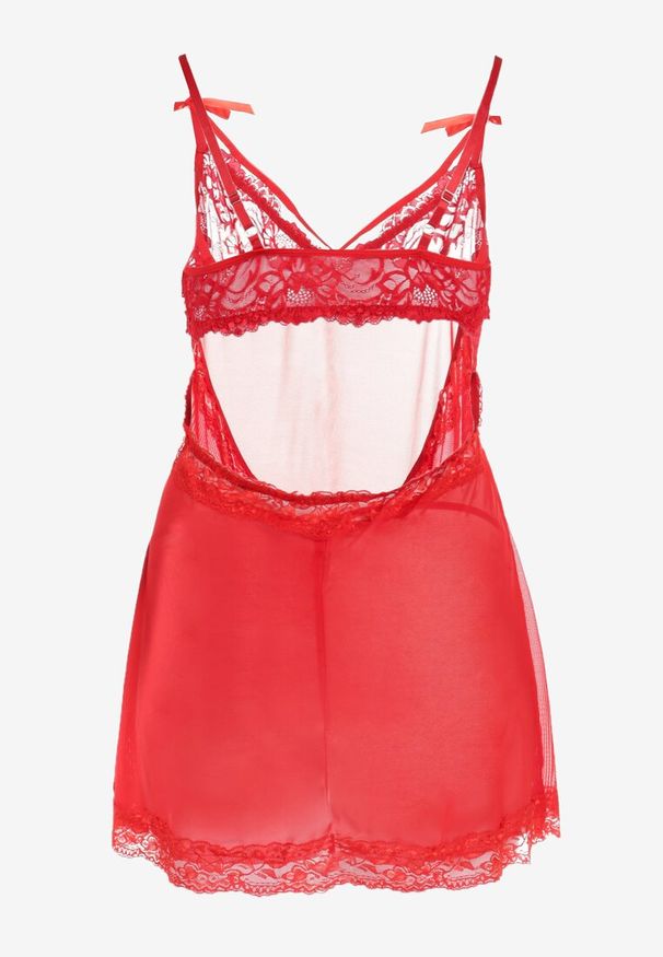 Born2be - Czerwona Koszula Nocna z Paseczkami i Kokardkami Wykończona Falbanką w Zestawie Stringi Sacchi. Kolor: czerwony. Materiał: koronka. Wzór: aplikacja
