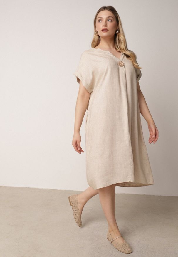 Born2be - Beżowa Pudełkowa Sukienka z Lnem i Wiskozą Zdobiona Metalicznym Guzikiem Phisoth. Okazja: na co dzień, do pracy, na spotkanie biznesowe. Kolekcja: plus size. Kolor: beżowy. Materiał: wiskoza, len. Wzór: aplikacja. Sezon: lato. Typ sukienki: dla puszystych, proste. Styl: casual, biznesowy, elegancki