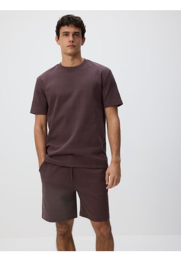 Reserved - T-shirt comfort fit - ciemnobrązowy. Kolor: brązowy. Materiał: dzianina, bawełna