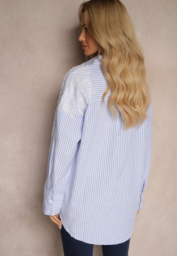 Renee - Niebieska Koszula z Dodatkiem Bawełny w Paski z Ozdobną Siateczką Merivale. Okazja: na co dzień, na spotkanie biznesowe, do pracy. Kolor: niebieski. Materiał: bawełna. Wzór: paski. Styl: casual, biznesowy, klasyczny