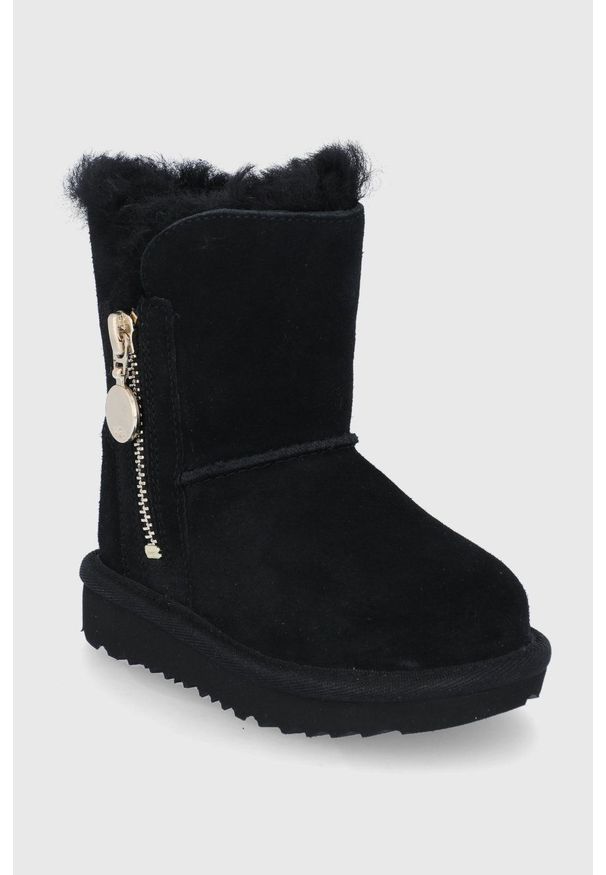 Ugg - UGG Śniegowce zamszowe dziecięce Bailey Zip Short kolor czarny. Nosek buta: okrągły. Kolor: czarny. Materiał: zamsz. Szerokość cholewki: normalna