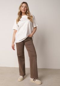 Born2be - Biały Bawełniany T-shirt Oversize z Haftowanym Napisem z Cekinami Aewai. Okazja: na co dzień. Kolor: biały. Materiał: bawełna. Wzór: haft, napisy. Styl: casual, elegancki #5