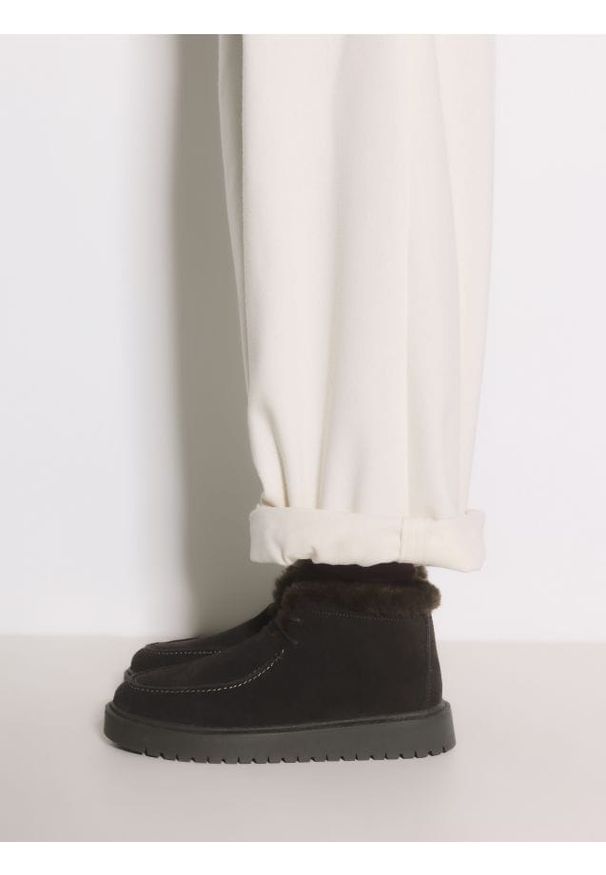 Reserved - Zamszowe śniegowce - ciemnobrązowy. Kolor: brązowy. Materiał: zamsz