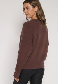 Born2be - Brązowy Sweter z Dekoltem w V z Domieszką Kaszmiru Mariara. Okazja: na co dzień. Typ kołnierza: dekolt w kształcie V. Kolor: brązowy. Materiał: kaszmir. Wzór: bez wzorów. Styl: casual #7