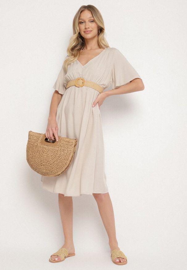 Born2be - Beżowa Bawełniana Sukienka o Rozkloszowanym Fasonie Liranelle. Okazja: na co dzień. Typ kołnierza: dekolt w kształcie V. Kolor: beżowy. Materiał: bawełna. Długość rękawa: krótki rękaw. Sezon: lato. Typ sukienki: rozkloszowane. Styl: casual, elegancki