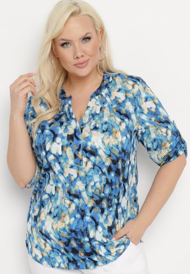 Born2be - Niebiesko-Granatowa Bluzka z Bufiastymi Podpinanymi Rękawami w Abstrakcyjny Wzór Tabella. Okazja: na co dzień. Kolor: niebieski. Materiał: jeans. Styl: casual