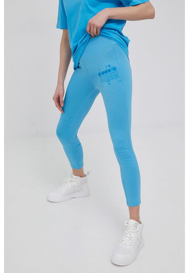Diadora legginsy damskie z nadrukiem. Kolor: niebieski. Materiał: bawełna. Wzór: nadruk