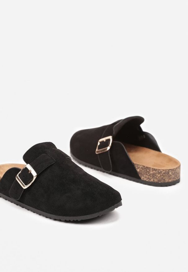 Born2be - Czarne Klapki z Ozdobnym Paskiem i Klamrą Calevelis. Nosek buta: okrągły. Kolor: czarny. Materiał: jeans. Obcas: na obcasie. Styl: klasyczny, elegancki. Wysokość obcasa: średni