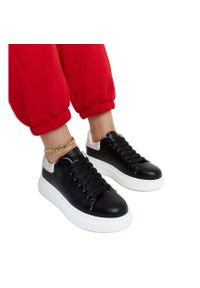 Czarne sneakersy na platformie GOE JJ2N4052. Nosek buta: okrągły. Kolor: czarny. Materiał: materiał, guma. Sezon: lato. Obcas: na platformie
