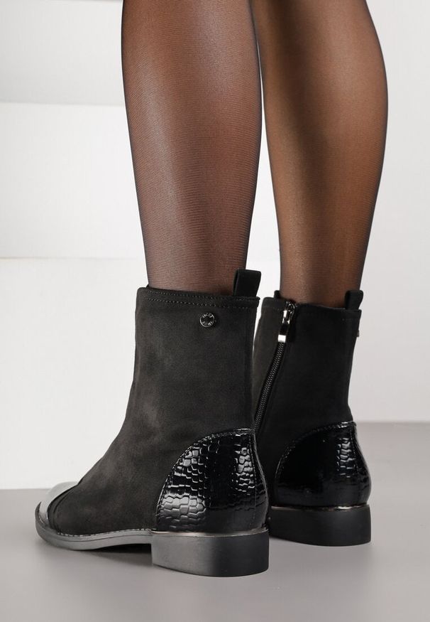 Renee - Czarne Botki Vices Ozdobione Lakierowanymi Tłoczonymi Elementami Typu Krokodyl Olema. Okazja: na co dzień. Kolor: czarny. Materiał: lakier. Wzór: aplikacja. Styl: casual, elegancki, klasyczny