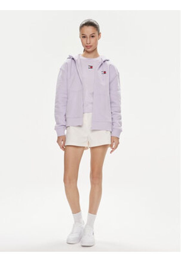 Tommy Jeans Bluza Badge DW0DW17955 Fioletowy Relaxed Fit. Kolor: fioletowy. Materiał: bawełna