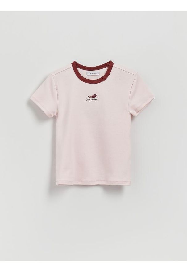 Reserved - Bawełniany T-shirt z haftem - pastelowy róż. Kolor: różowy. Materiał: bawełna. Wzór: haft