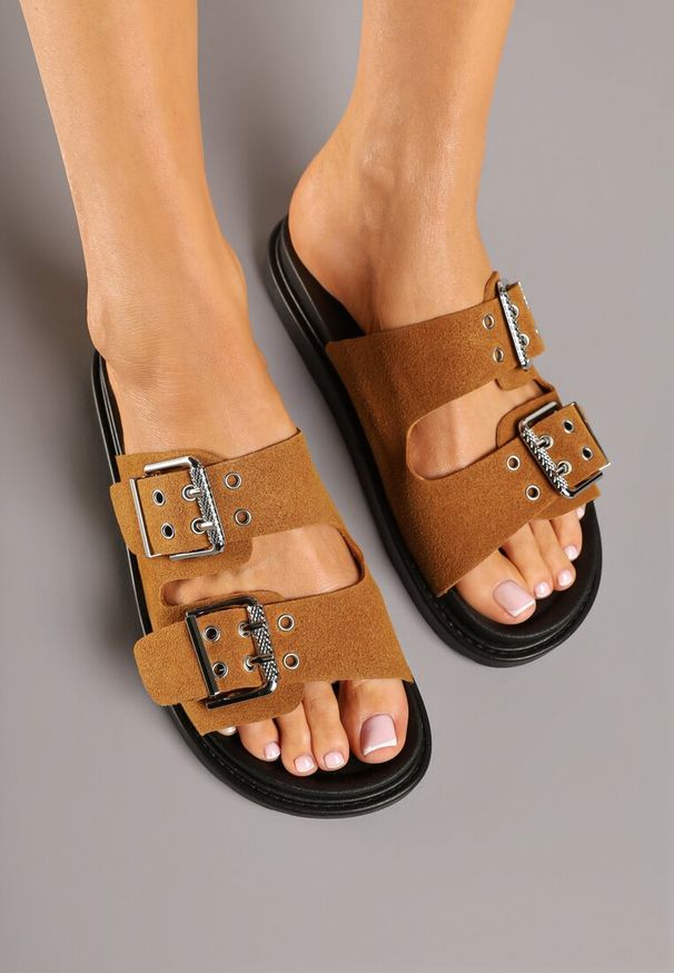 Renee - Brązowe Klapki Ozdobione Klamrami Vellevia. Okazja: na co dzień. Kolor: brązowy. Wzór: aplikacja. Sezon: lato. Obcas: na obcasie. Styl: casual. Wysokość obcasa: niski