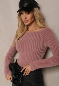 Renee - Jasnoróżowy Casualowy Sweter z Futerkiem Vertida. Okazja: na co dzień. Kolor: różowy. Materiał: futro. Długość rękawa: długi rękaw. Długość: długie. Wzór: aplikacja. Sezon: jesień, zima. Styl: casual