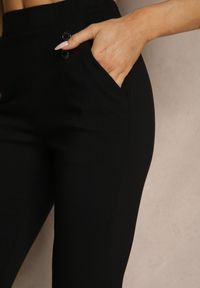 Renee - Czarne Spodnie z Wiskozą High Waist z Ozdobnymi Guzikami Redillia. Okazja: na co dzień, na spotkanie biznesowe. Stan: podwyższony. Kolor: czarny. Materiał: wiskoza. Styl: biznesowy, klasyczny, elegancki, casual #4