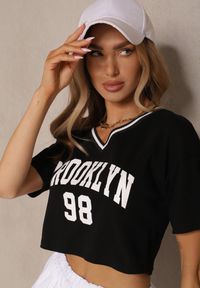 Renee - Czarny T-shirt z Bawełny Ozdobiony Napisem Lireline. Okazja: na co dzień. Kolor: czarny. Materiał: bawełna. Wzór: napisy, aplikacja. Styl: klasyczny, elegancki, casual #3