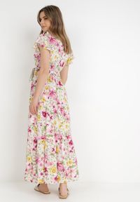 Born2be - Biało-Różowa Sukienka Chionassa. Typ kołnierza: kołnierz z falbankami. Kolor: biały. Materiał: materiał. Długość rękawa: krótki rękaw. Wzór: kolorowy, kwiaty. Sezon: lato. Typ sukienki: kopertowe. Długość: maxi #4