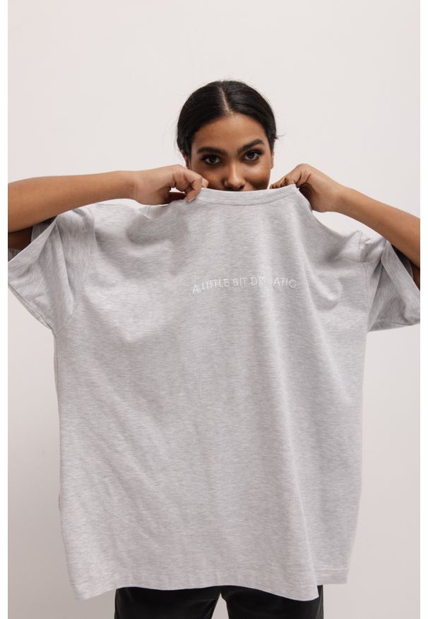 Marsala - T-shirt typu oversize z HAFTEM w kolorze LIGHT GREY- EAZY-S/M. Kolor: szary. Materiał: elastan, bawełna. Wzór: haft. Styl: klasyczny, elegancki