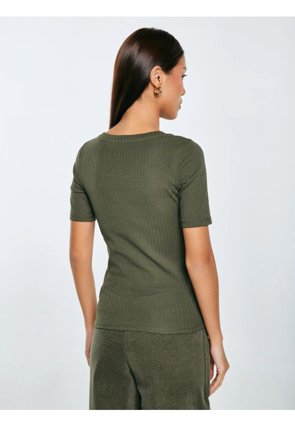 Big-Star - Koszulka damska w prążek khaki Asterca 303. Kolor: zielony. Materiał: bawełna, dzianina, prążkowany, jeans. Długość rękawa: krótki rękaw. Długość: krótkie. Wzór: prążki. Styl: elegancki, klasyczny