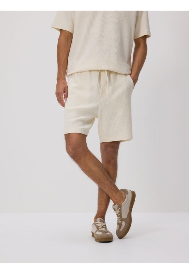 Reserved - Bawełniane szorty regular - złamana biel. Materiał: bawełna