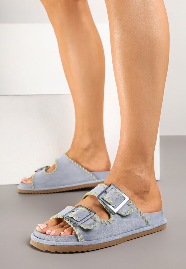 Renee - Niebieskie Klapki z Ekozamszu Zdobione Przeszyciami i Klamrami Leannae. Okazja: na spacer. Kolor: niebieski. Wzór: aplikacja. Sezon: lato. Styl: elegancki