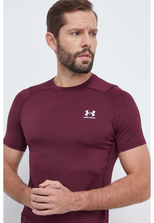 Under Armour t-shirt treningowy kolor bordowy gładki. Kolor: czerwony. Materiał: skóra, materiał. Wzór: gładki