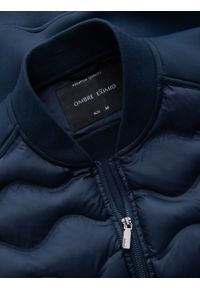 Ombre Clothing - Kurtka męska bomberka z pikowanym wzorem – granatowa V2 - Rozmiar: XL. Typ kołnierza: kołnierzyk stójkowy. Kolor: niebieski. Materiał: syntetyk, poliester, materiał. Wzór: aplikacja, nadruk. Styl: sportowy, elegancki