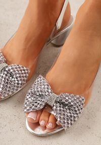 Renee - Srebrne Sandały VICES na Kwadratowym Słupku z Transparentną Cholewką Kokardą i Cyrkoniami Orinrahne. Kolor: srebrny. Materiał: satyna. Obcas: na słupku. Styl: elegancki #6