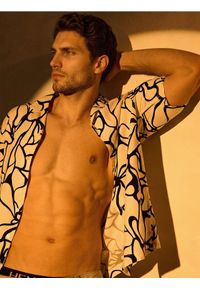 Sinsay - Koszula z wiskozą ze wzorem abstrakcyjnym - kremowy. Kolor: kremowy. Materiał: wiskoza #1