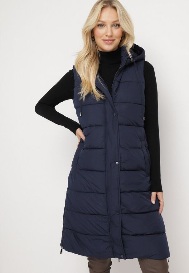 Born2be - Granatowa Długa Kamizelka Bezrękawnik z Klasycznym Pikowaniem i Kapturem Shin. Typ kołnierza: golf. Kolor: niebieski. Materiał: dzianina, jeans. Długość rękawa: bez rękawów. Długość: długie. Styl: klasyczny