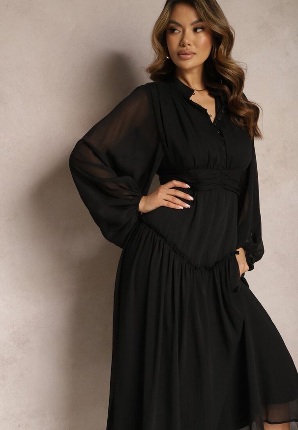 Renee - Czarna Elegancka Sukienka w Stylu Vintage z Powlekanymi Guzikami i Marszczeniami Lefandia. Typ kołnierza: kołnierzyk stójkowy. Kolor: czarny. Styl: elegancki, vintage
