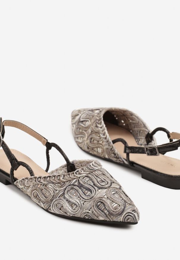 Renee - Czarne Sandały Slingback Vices z Metalicznymi Zdobieniami Janavie. Okazja: na co dzień. Zapięcie: sprzączka. Kolor: czarny. Wzór: aplikacja. Sezon: lato. Obcas: na obcasie. Styl: elegancki, casual. Wysokość obcasa: niski