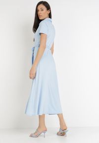 Born2be - Jasnoniebieska Sukienka o Koszulowym Fasonie Wiązana w Talii Ophieithe. Okazja: na co dzień. Kolor: niebieski. Materiał: dzianina, materiał. Długość rękawa: krótki rękaw. Typ sukienki: koszulowe. Styl: casual. Długość: midi #3