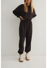 Marsala - Spodnie typu jogger w kolorze DARK CHOCOLATE - AUSTIN-S. Stan: podwyższony. Materiał: poliester, dzianina, dresówka, bawełna. Styl: elegancki