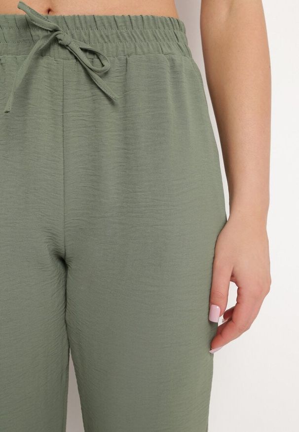 Born2be - Zielone Spodnie Wiązane Troczkiem w Pasie ze Zwężającymi się Nogawkami Starila. Okazja: na co dzień. Kolor: zielony. Materiał: len. Styl: wakacyjny, casual, elegancki