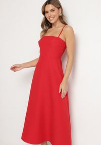 Born2be - Czerwona Sukienka o Rozkloszowanym Kroju na Ramiączkach z Wywijanym Dekoltem Jenathia. Okazja: na wesele, na ślub cywilny, na studniówkę, na imprezę. Kolor: czerwony. Długość rękawa: na ramiączkach #6