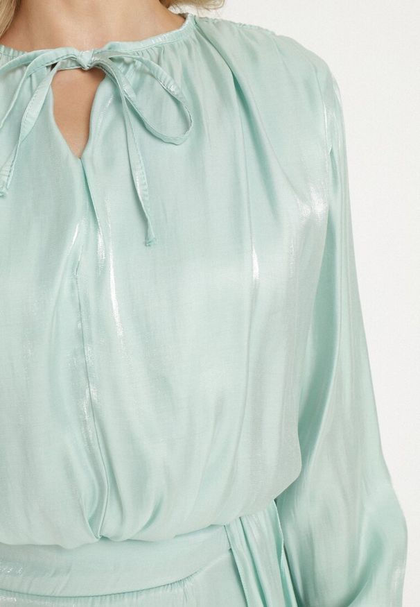 Born2be - Zielona Wiskozowa Sukienka Ozdobiona Wiązaniem i Falbanką Rallio. Okazja: na imprezę, na co dzień. Typ kołnierza: kołnierz z falbankami. Kolor: zielony. Materiał: wiskoza. Wzór: aplikacja. Typ sukienki: proste. Styl: casual, elegancki