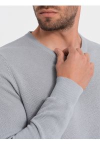Ombre Clothing - Sweter męski z teksturą i półokrągłym dekoltem - jasnoszary V5 OM-SWSW-0104 - XXL. Kolor: szary. Materiał: akryl, bawełna. Długość rękawa: długi rękaw. Długość: długie. Wzór: aplikacja #6