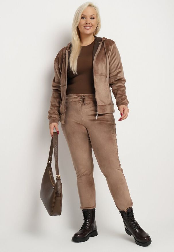 Born2be - Ciemnobeżowy Welurowy Komplet Dresowy z Polarem Spodnie i Bluza Seviona. Kolekcja: plus size. Kolor: beżowy. Materiał: dresówka, polar, welur