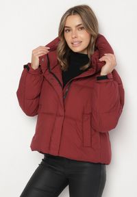 Born2be - Bordowa Pikowana Kurtka Puffer z Kapturem i Kieszonką przy Rękawie Galieana. Okazja: na spacer. Typ kołnierza: kaptur. Kolor: czerwony. Materiał: jeans, dzianina. Styl: sportowy, elegancki #4