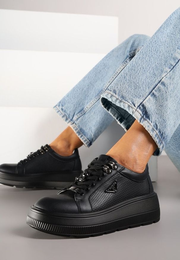 Born2be - Czarne Sneakersy na Grubej Podeszwie ze Skóry Naturalnej z Trójkątną Ozdobą Dollassea. Okazja: na co dzień. Kolor: czarny. Materiał: skóra. Wzór: aplikacja