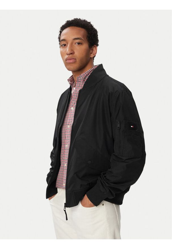 TOMMY HILFIGER - Tommy Hilfiger Kurtka bomber Packable Bomber MW0MW43462 Czarny Regular Fit. Kolor: czarny. Materiał: syntetyk