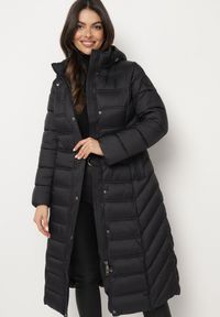 Born2be - Czarna Kurtka Pikowana o Długim Fasonie z Odpinanym Kapturem Reanora. Okazja: na co dzień, do pracy, na spacer. Kolor: czarny. Materiał: dzianina, jeans. Długość rękawa: długi rękaw. Długość: długie. Styl: casual #2