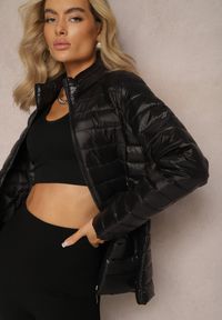 Renee - Czarna Przejściowa Kurtka Pikowana z Zasuwanymi Kieszeniami Asethalia. Typ kołnierza: bez kaptura. Kolor: czarny. Materiał: jeans. Wzór: aplikacja. Styl: klasyczny #4
