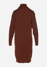Born2be - Brązowa Pudełkowa Sukienka Sweterkowa z Bawełną Wełną i Golfem Ozdobiona Splotem Teraline. Okazja: na co dzień. Typ kołnierza: golf. Kolor: brązowy. Materiał: wełna, bawełna. Wzór: aplikacja, ze splotem. Styl: klasyczny, casual #3